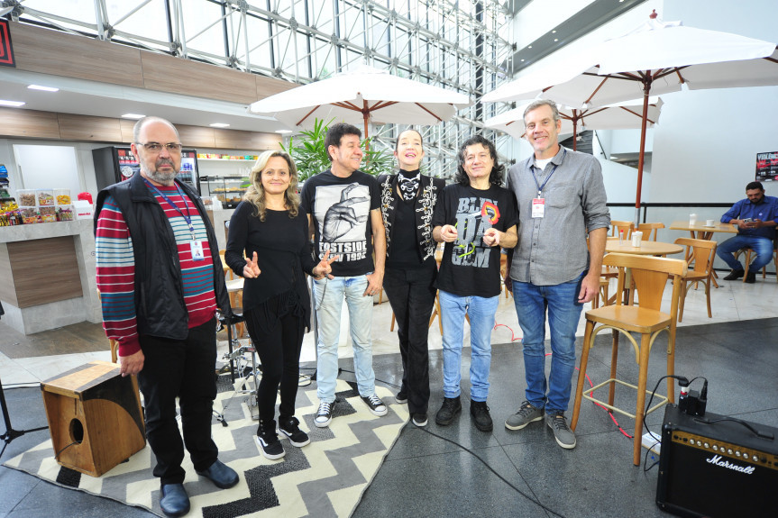 A vocalista Sibele Kispergher, acompanhada do baterista Pato Romero e do guitarrista Beto Rodriguez, do Blindagem, mostrou repertório só com clássicos em mais uma edição do Comunicação & Arte na Assembleia.