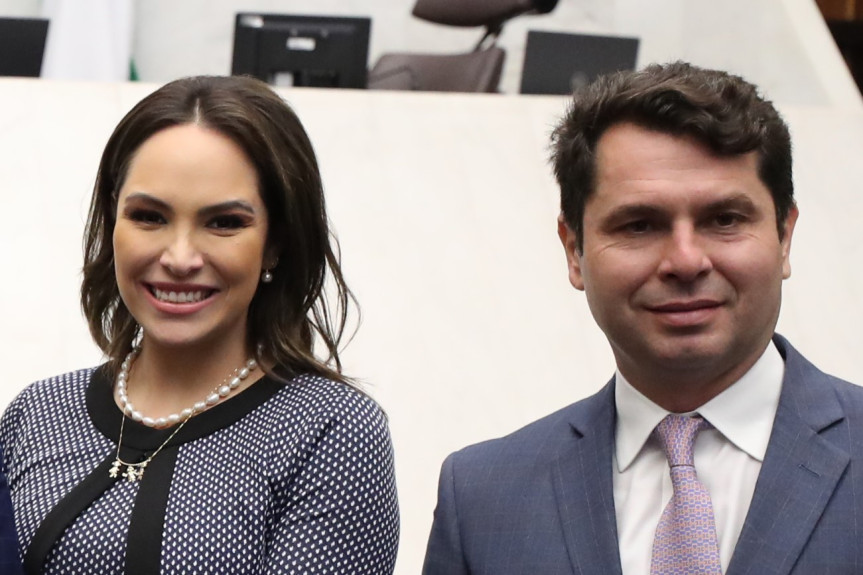 O primeiro-secretário da Casa, deputado Alexandre Curi (PSD), e a segunda-secretária da Assembleia, deputada Maria Victoria (PP), assinam o projeto.