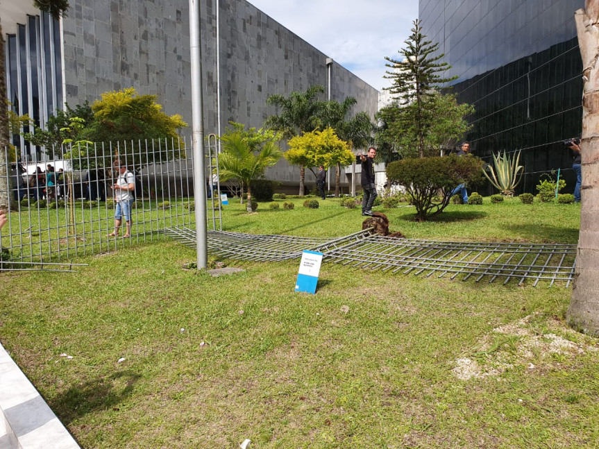 Após arrombar grade, servidores em greve invadem a Assembleia, quebram portas e grades, ocupam galerias, invadem o plenário e impedem votação de projetos da ordem do dia.