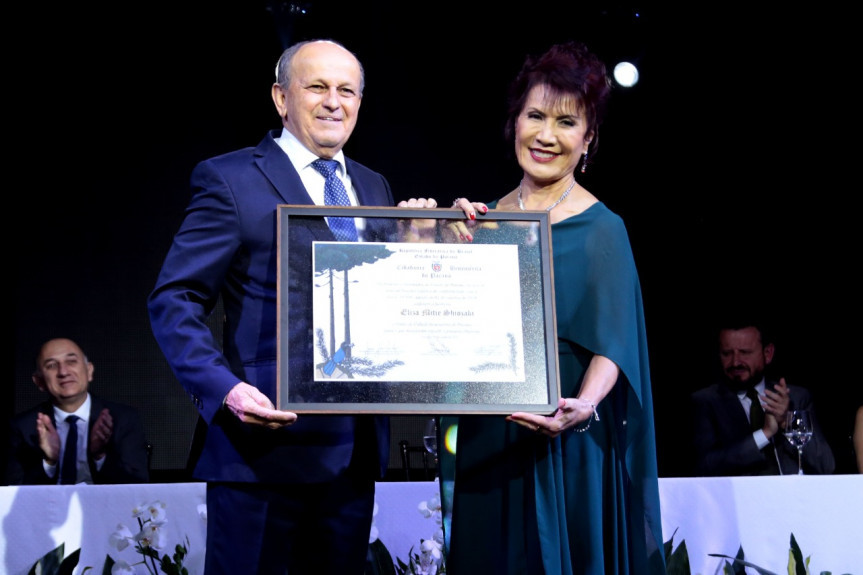 Eliza Mitie Shiozaki recebe o título de Cidadã Benemérita do Paraná.