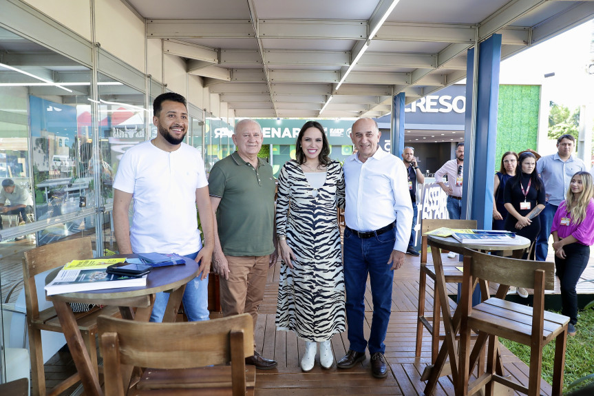 (Esq. p/ dir.) O deputado Soldado Adriano José (PP), o presidente da Assembleia, deputado Ademar Traiano (PSD), a segunda-secretária da Casa, deputada Maria Victoria (PP), e o vice-prefeito de Maringá, Edson Scabora.