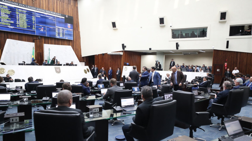 Nesta segunda-feira (19) foram realizadas duas sessões plenárias, sendo uma ordinária e outra extraordinária.