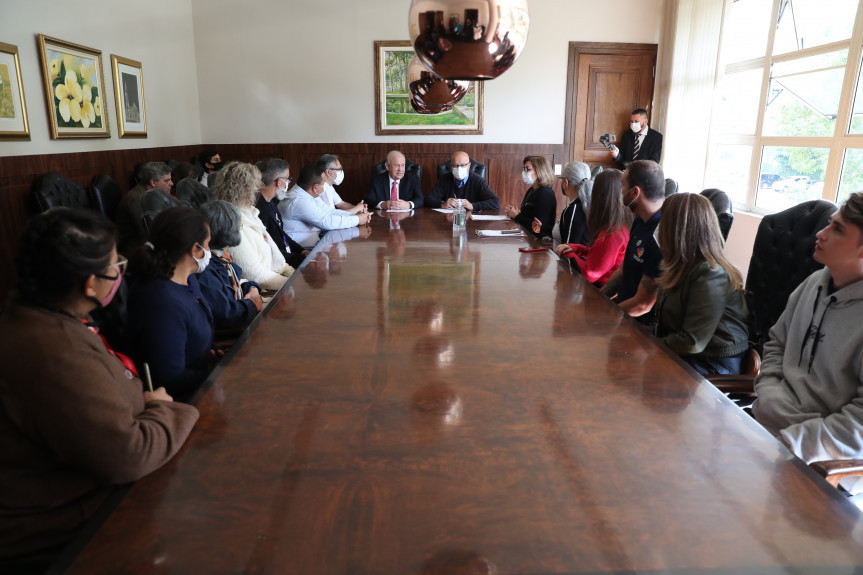 Presidente Traiano e o primeiro secretário Romanelli receberam representantes do Fórum de Aprendizagem, contrários à MP 1.116 que institui o Programa Emprega + Mulheres e Jovens.