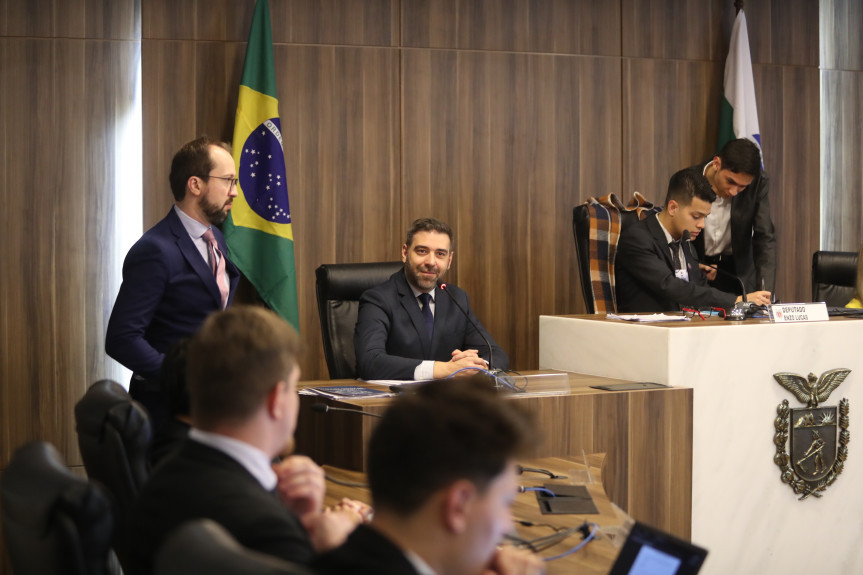 Na abertura dos trabalhos, o deputado Denian Couto (Podemos) conversou com as deputadas e deputados universitários. Falou um pouco sobre a sua experiência na vida pública e também como professor de Direito Constitucional.