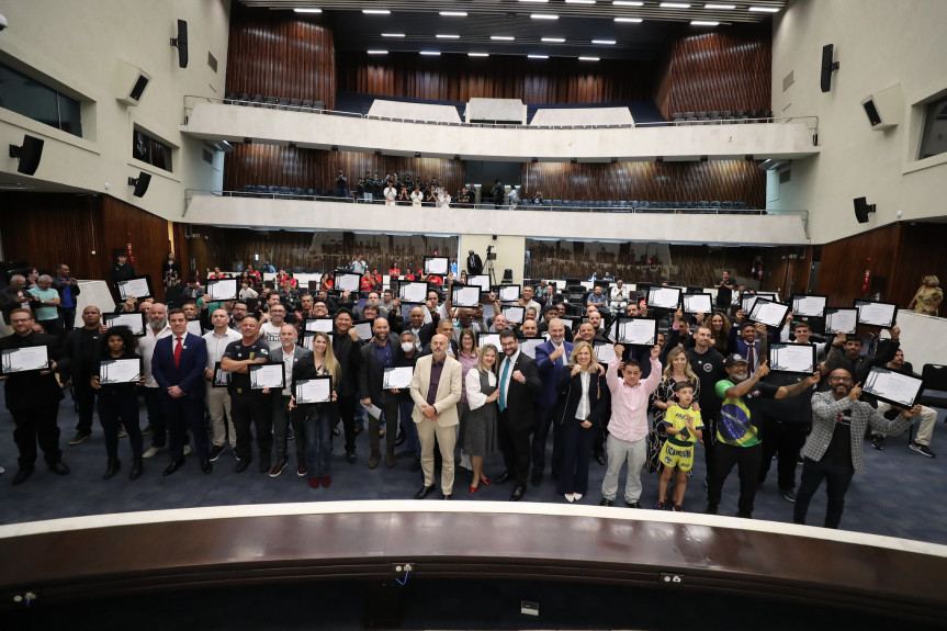 Dezembro Faixa Preta faz alusão à prática de lutas e artes marciais no Paraná.