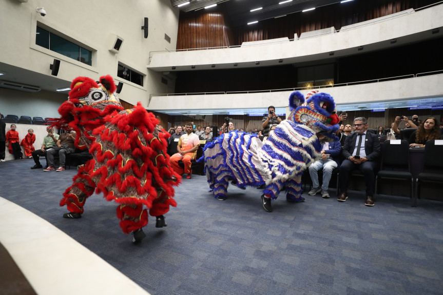 Solenidade ocorreu na noite desta quinta-feira (18), no Plenário da Assembleia Legislativa do Paraná.