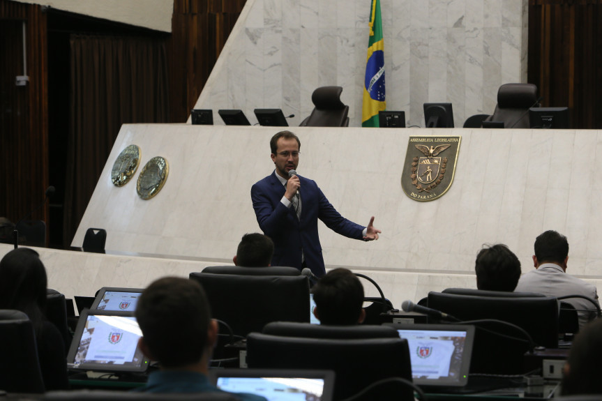 Caravana da Cidadania, mais uma etapa do projeto Geração Atitude, chega a Curitiba. Estudantes fazem a defesa dos projetos apresentados no plenário da Assembleia Legislativa do Paraná.
