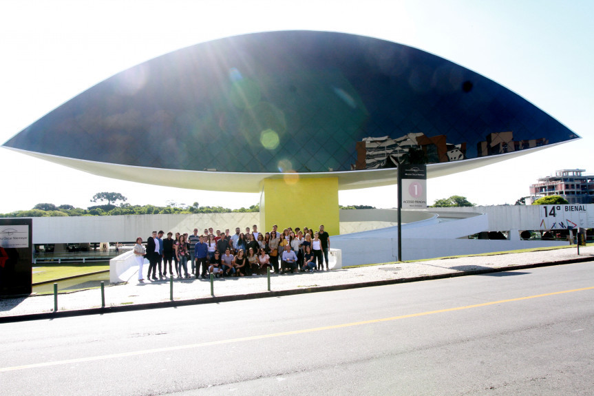 Estudantes do projeto Geração Atitude conhecem o Museu Oscar Niemeyer e visitam as exposições em cartaz.