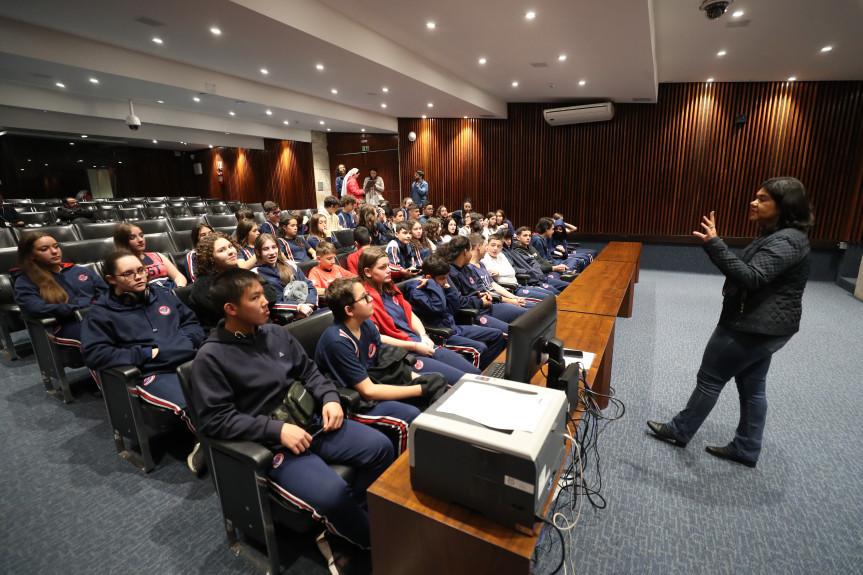 Estudantes puderam conhecer o Plenarinho da Casa durante a visita.