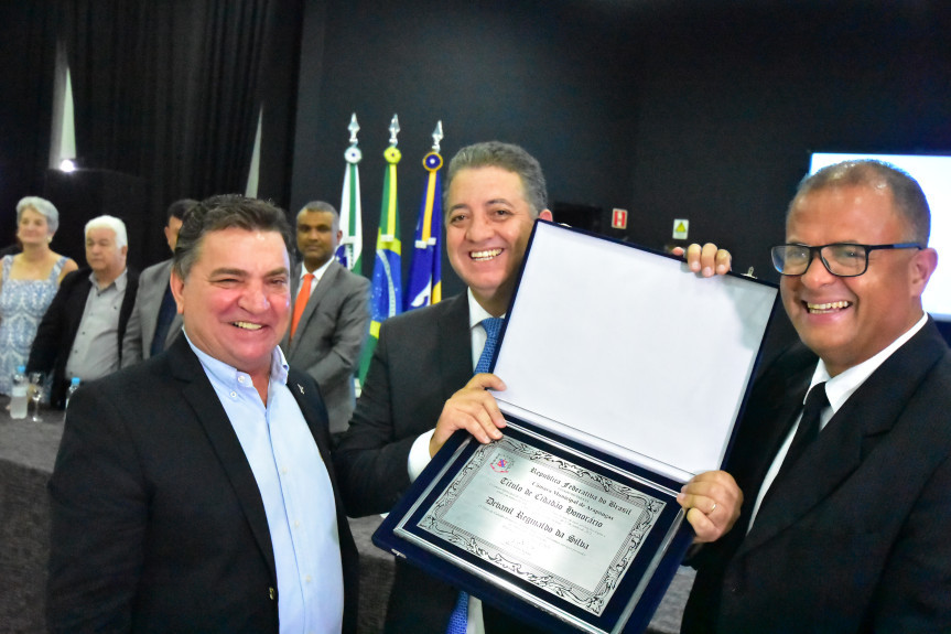 A entrega foi realizada nesta quinta-feira (14), no buffet Recanto, na cidade de Arapongas e a proposta foi do vereador Sebastião Ferreira, o Cecéu, e aprovada por unanimidade na Câmara dos Vereadores.