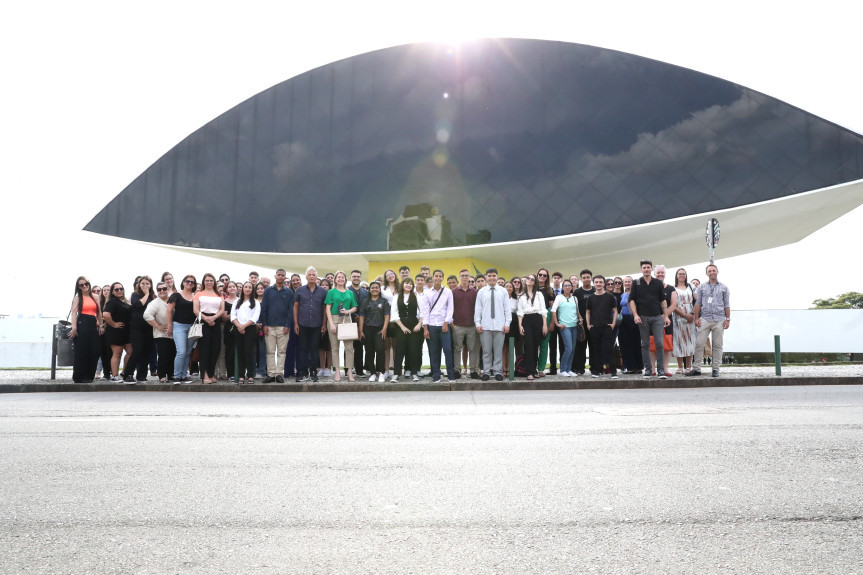 Na tarde desta quarta-feira (8), os participantes do Geração Atitude 2023 conheceram o Museu Oscar Niemeyer.