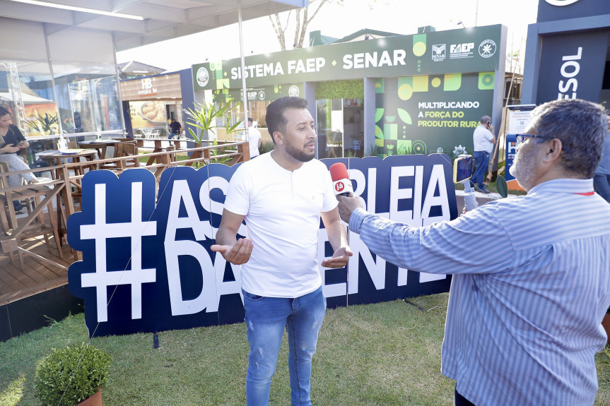 O deputado Soldado Adriano José (PP) também recebeu a imprensa do estande da Assembleia Itinerante.