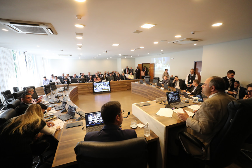 Reunião de trabalho, ocorrida na manhã desta terça-feira (11), no Auditório Legislativo, foi proposta pelo deputado Artagão Júnior (PSD).