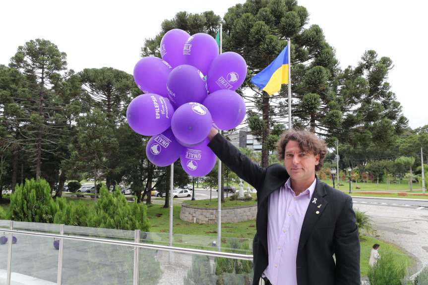 Soltura de balões e iluminação especial da Assembleia Legislativa reforçam ações de conscientização sobre a epilepsia