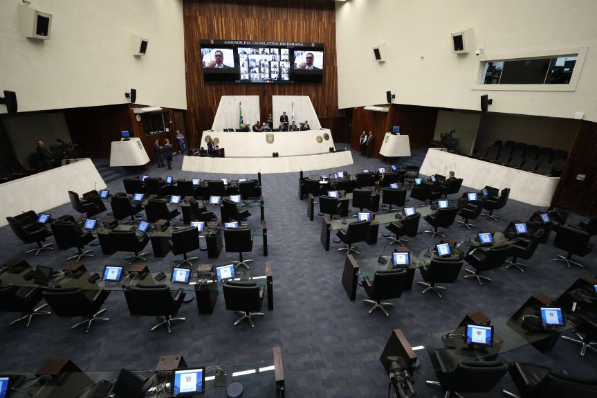 Um sistema de vídeoconferência proporcionou aos deputados votarem à distância, em tempo real, três projetos importantes para o estado e também para o Poder Legislativo.