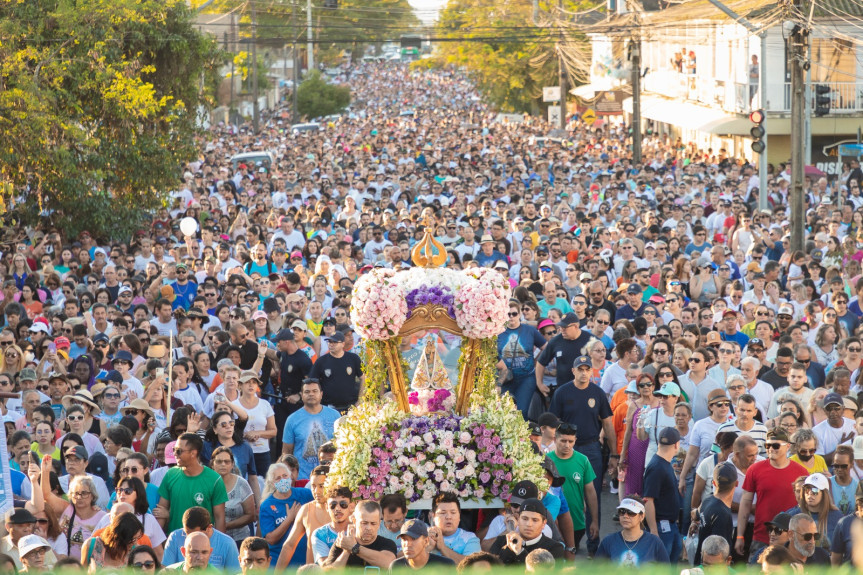 A Procissão Solene em homenagem a Nossa Senhora do Rosário do Rocio, realizada anualmente em Paranaguá, cidade-mãe e berço da população paranaense, reúne cerca de 200 mil romeiros.