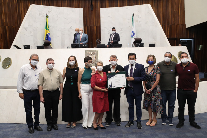 O casal João Bosco Lugnani e Aparecida Eunides Galli Lugnani foi homenageado na Assembleia Legislativa do Paraná.