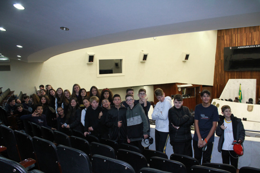 Durante o ano de 2019, 4.188 visitantes, de diversos municípios paranaenses e até do vizinho estado de Santa Catarina, foram recebidos na Assembleia Legislativa.