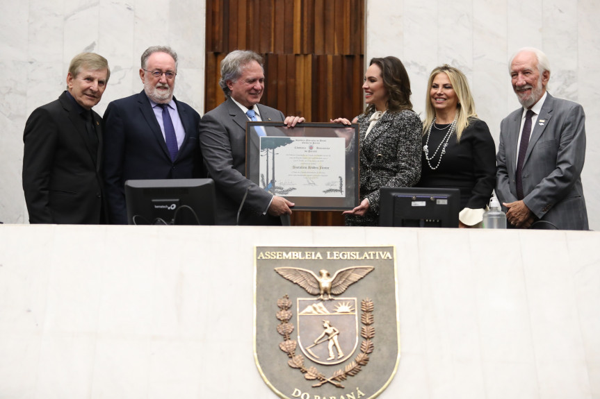 Anatalicio Risden Junior, diretor-geral brasileiro da Itaipu Binacional, recebe o título de Cidadão Benemérito do Paraná.