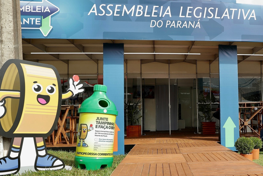 Um  coletor para abrigar as doações e o mascote Tampinha' estão localizados no estande da Casa na Expoingá.