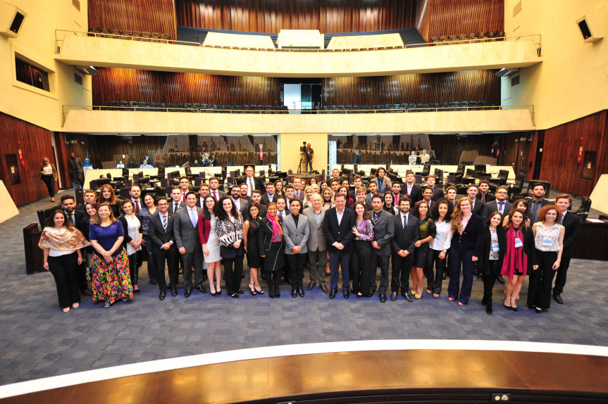 O Parlamento Universitário é um projeto de ensino, pesquisa e formação política desenvolvido pela Escola do Legislativo e propõe aos participantes simular todas as atividades de um deputado estadual.