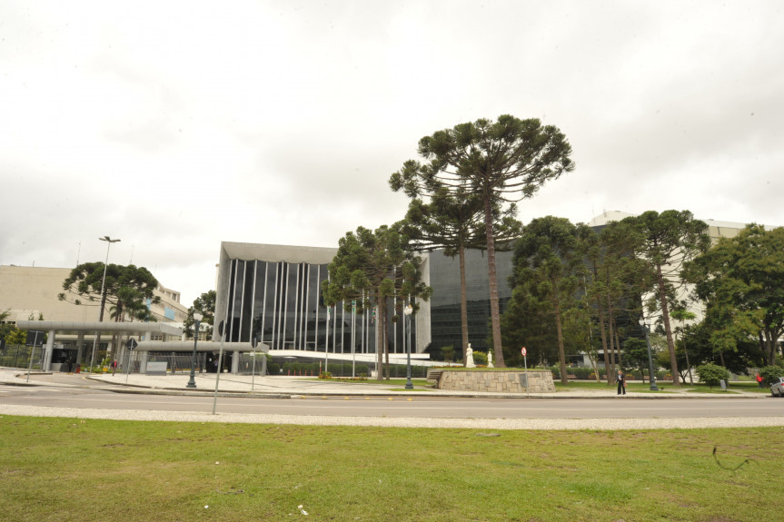 A partir da próxima segunda-feira (26) será permitida a presença de, no máximo, de 25 deputados, durante a sessão plenária da Assembleia Legislativa do Paraná