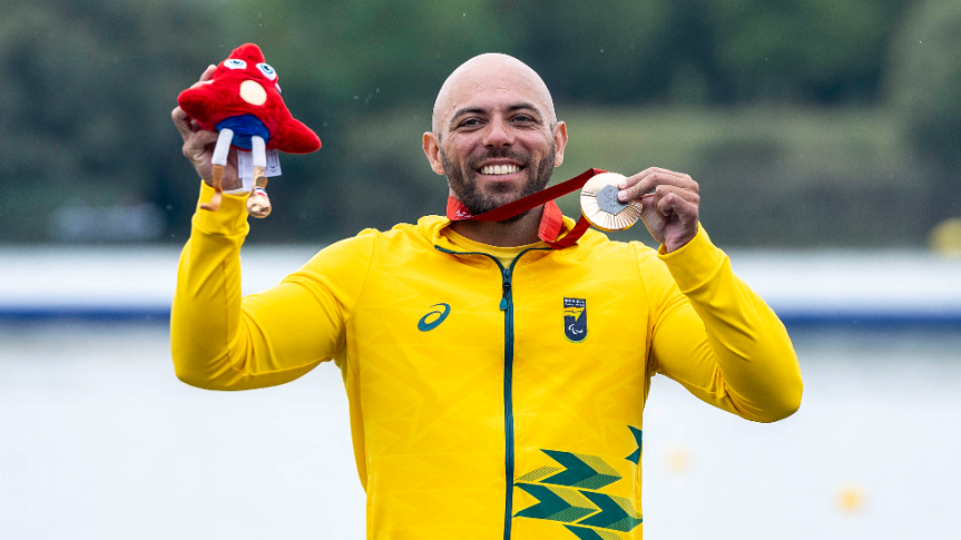 Miquéias Elias Rodrigues, de Curitiba, conquistou a medalha de bronze na modalidade de canoagem (200m), classe KL3, durante os Jogos Paralímpicos de 2024, realizados em Paris.