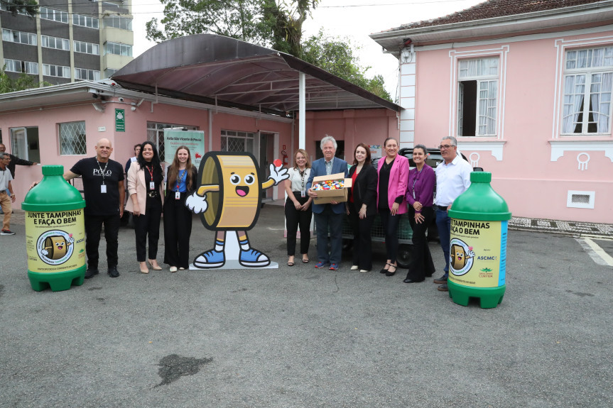 A entrega foi feita por servidores da Câmara Municipal de Curitiba que aderiu à Campanha Tampinha Paraná, da Assembleia Legislativa do Paraná.