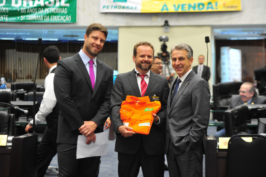A convite dos deputados Requião Filho (MDB) e Tadeu Veneri (PT), o presidente do Sindipetro, Roni Anderson Barbosa, falou sobre os impactos da privatização da Petrobras no Paraná.