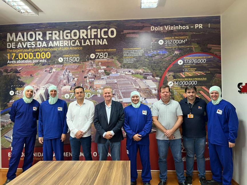 O deputado Luis Corti (ao centro, de paletó) assumirá a Comissão de Minas, Energia e Água da Assembleia Legislativa.