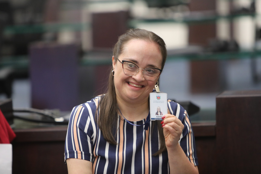 Karina Gouvea foi nomeada nesta segunda-feira (21) e é a primeira servidora da Assembleia Legislativa do Paraná com Síndrome de Down.
