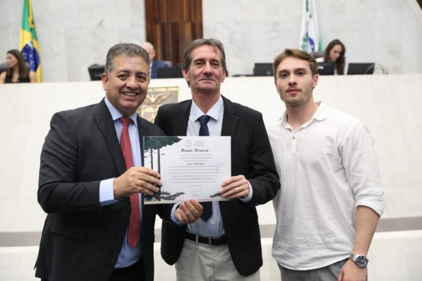 O Cobra Repórter (PSD) entregou nesta segunda-feira (29) o Voto de Congratulações com Menção Honrosa ao empresário Valcir Machado, durante sessão da Assembleia Legislativa.