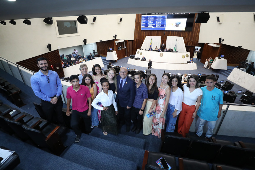 Visitantes foram recebido no Plenário da Casa pelo deputado Luiz Claudio Romanelli (PSD).