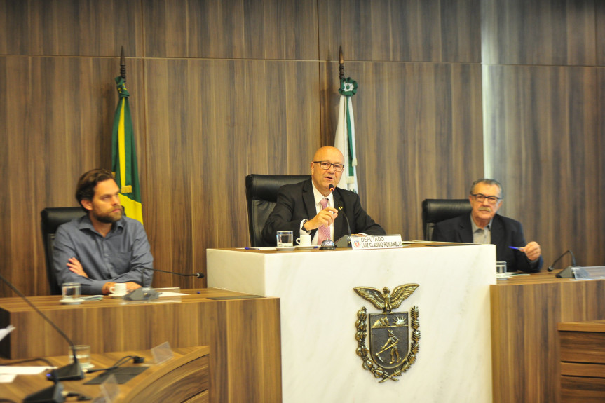 Deputado Luiz Cláudio Romanelli (PSB) com o presidente do Instituto Brasil Transportes, Acir Mezzadri, durante audiência pública ocorrida na Assembleia Legislativa do Paraná.