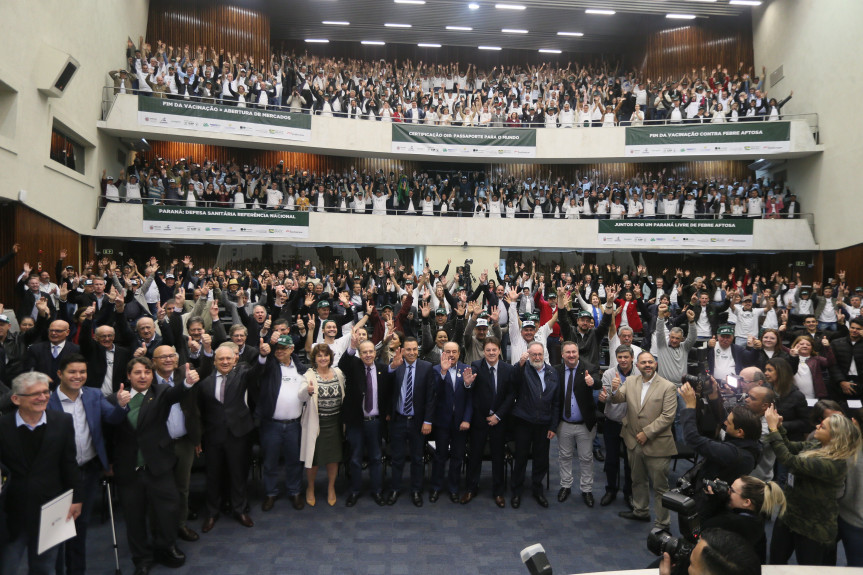 A audiência pública, promovida pela Comissão de Agricultura, pelo fim da vacinação contra a febre aftosa no Paraná lotou as dependências da Assembleia Legislativa.