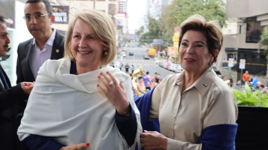 A deputada Secretária Márcia Huçulak ao lado da prefeita de Ponta Grossa, Elizabeth Schmidt (à dir.)