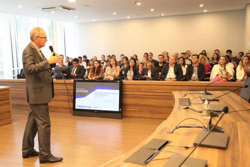 O procurador do Estado do Paraná, Hamilton Bonatto, palestrou sobre planejamento na Nova Lei de Licitações.