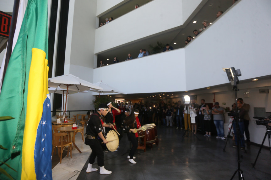 Projeto da Diretoria de Comunicação da Assembleia Legislativa promoveu apresentações de artistas paranaenses e encantou funcionários e visitantes.