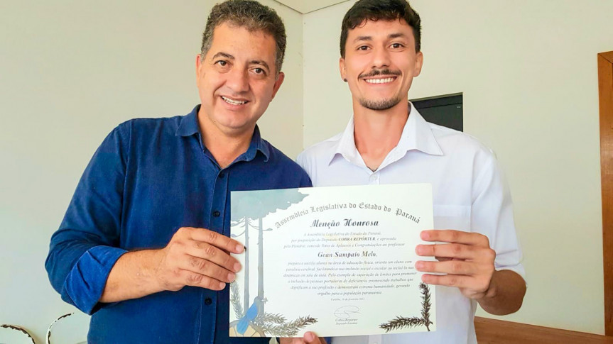 Deputado Cobra Repórter entrega homenagem ao professor Gean Sampaio que viralizou na Internet.