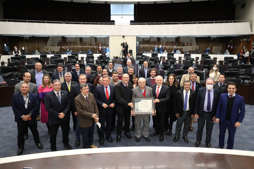 Severino Araújo recebe o título de Cidadão Honorário do Paraná.