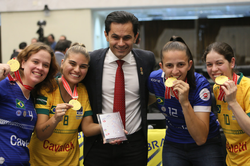 A convite do deputado Marcio Pacheco (PDT) as campeãs do Campeonato Mundial de Futsal para Surdos receberam homenagem na Assembleia Legislativa.