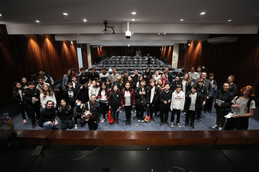 Os alunos do 6º ao 9º ano do Colégio Fênix, de Curitiba, conheceram o Plenarinho da Casa