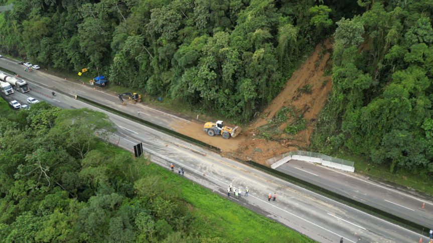 A BR-277 voltou a registrar um deslizamento de terra no sentido Litoral.