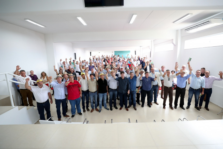 Moção de apoio aos projetos que tramitam no Congresso Nacional foi aprovada por prefeitos durante reunião promovida pelas Associações de Municípios do Oeste e Sudoeste do Paraná que teve a presença do governador e deputados estaduais.