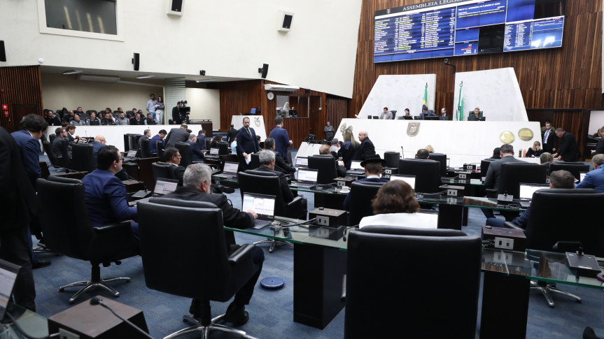 Com três sessões, os parlamentares encerraram o primeiro semestre legislativo.