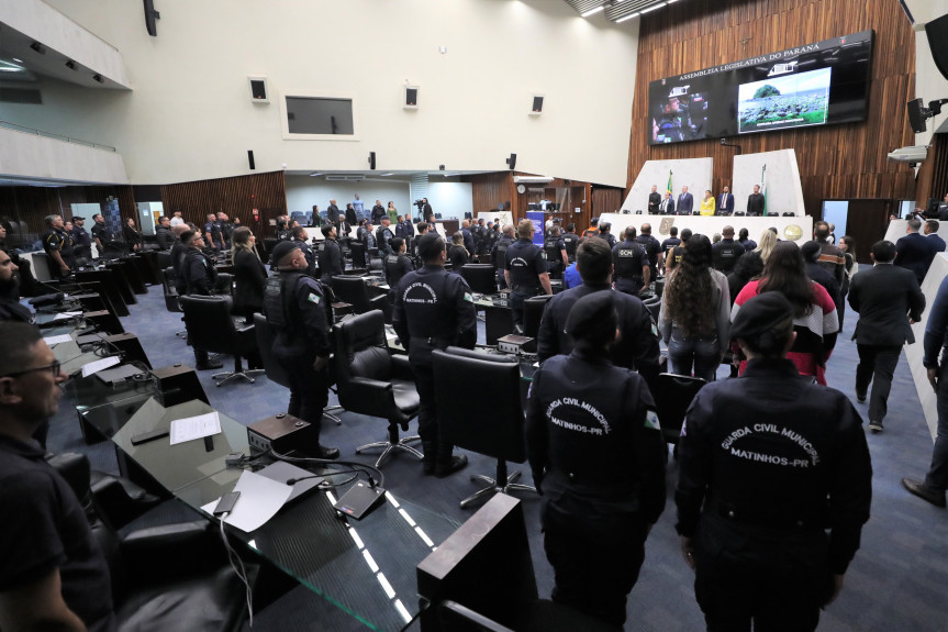 Solenidade ocorreu na noite desta segunda-feira (95), no Plenário da Assembleia Legislativa do Paraná.