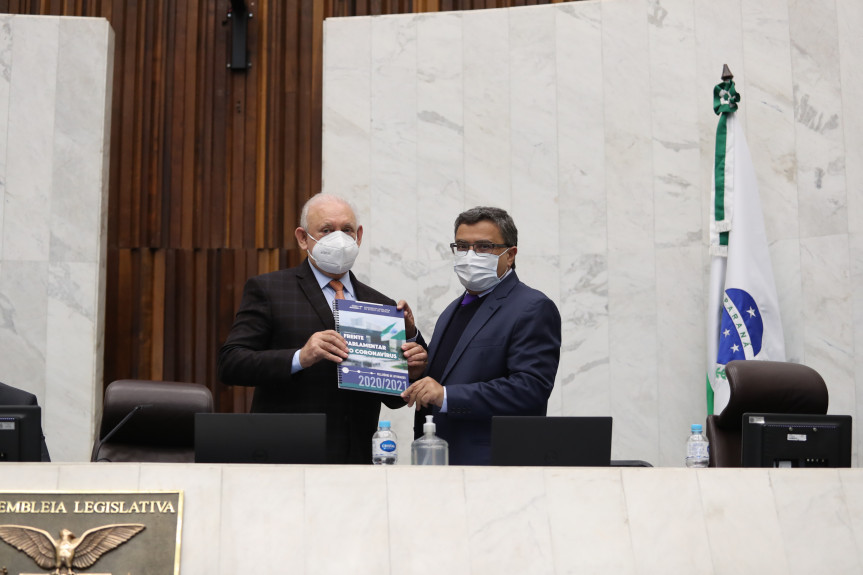 Presidente da Assembleia Legislativa do Paraná, deputado Ademar Traiano, recebe do coordenador da Frente do Coronavírus, deputado Michele Caputo, o relatório parcial das atividades desenvolvidas pelo grupo de trabalho.