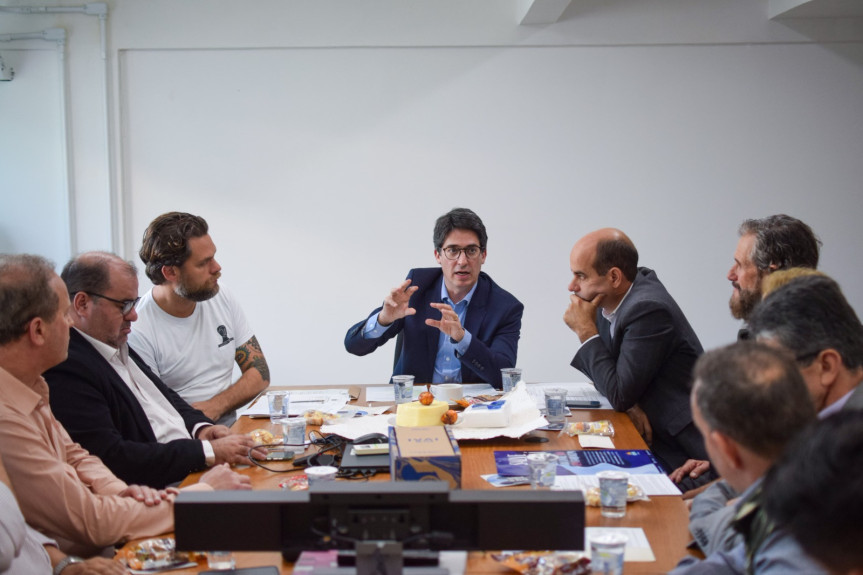 Estavam presentes na reunião os deputados estaduais Goura (PDT) e Evandro Araújo (PSD), que foram acompanhados de representantes de prefeituras, do Ministério Público do Paraná (MPPR), da Universidade Estadual de Maringá (UEM) e da sociedade civil, e o secretário Valdemar Bernardo Jorge da Secretaria de Estado do Desenvolvimento Sustentável (Sedest).