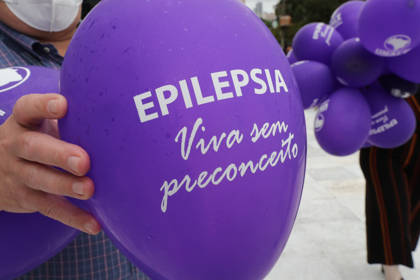 Soltura de balões e iluminação especial da Assembleia Legislativa reforçam ações de conscientização sobre a epilepsia.