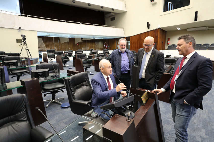 Concluída instalação do novo sistema de som do plenário da Assembleia Legislativa do Paraná.